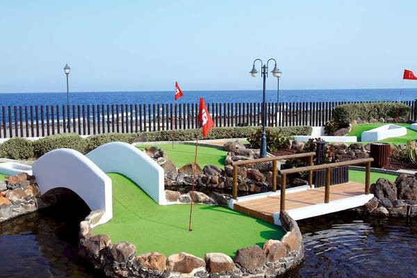 Minigolfplatz am Barcelo Fuerteventura Castillo Hotel mit Blick auf das Meer.