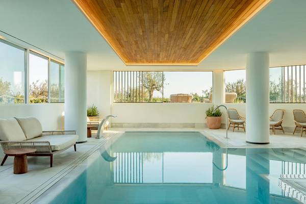 Innenpool des Villa Le Blanc Gran Melia Hotels mit großen Fenstern und moderner Einrichtung.