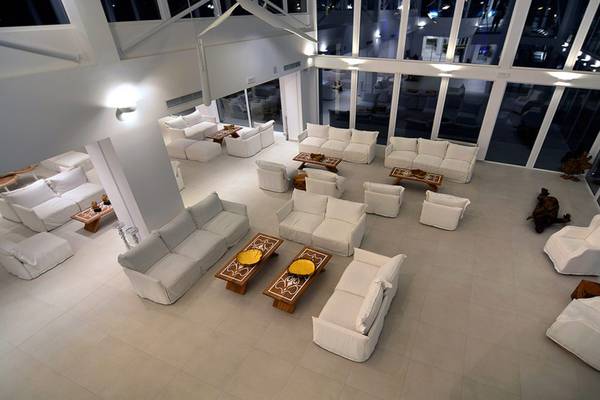 Innenansicht der Lobby im Insula Alba Resort & Spa mit vielen weißen Sofas und Tischen.