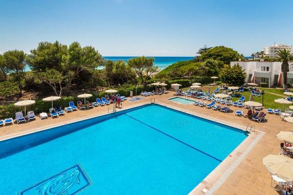 Außenbereich des Globales Lord Nelson Hotels mit Swimmingpool und Sonnenliegen