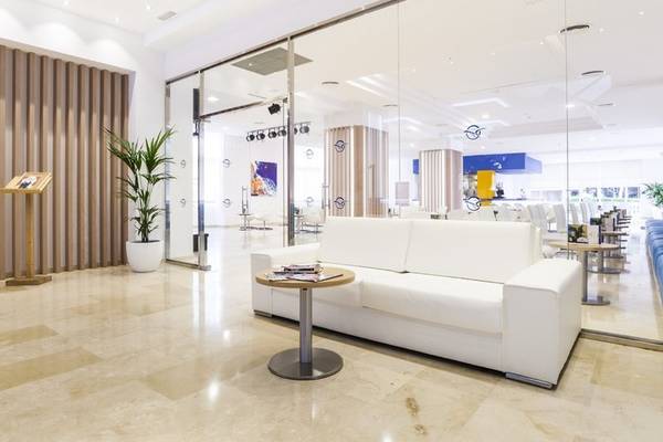 Lobby des Globales Lord Nelson Hotels mit weißem Sofa und Beistelltisch.