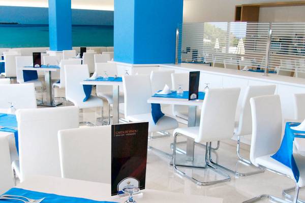 Innenansicht des Restaurants des Globales Lord Nelson Hotels mit blauen und weißen Tischdecken.