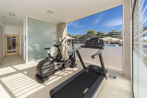 Fitnessbereich im Globales Lord Nelson Hotel mit Blick auf die Außenanlagen.