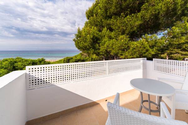 Balkon des Globales Lord Nelson Hotels mit Blick auf das Meer und grünen Bäumen.