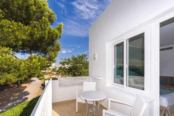 Außenbalkon des Globales Lord Nelson Hotels mit Tisch, Stühlen und Blick auf Bäume und Himmel