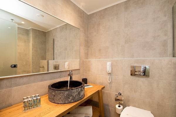 Badezimmer im Insula Alba Resort & Spa mit Waschbecken, Spiegel und Toilette