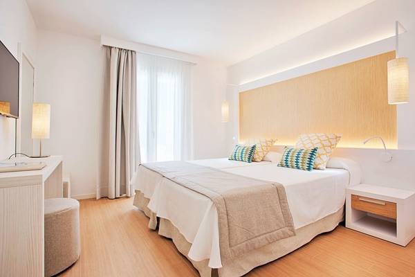 Doppelbettzimmer im Grupotel Aldea Cala'n Bosch Hotel mit moderner Einrichtung und weißem Dekor.