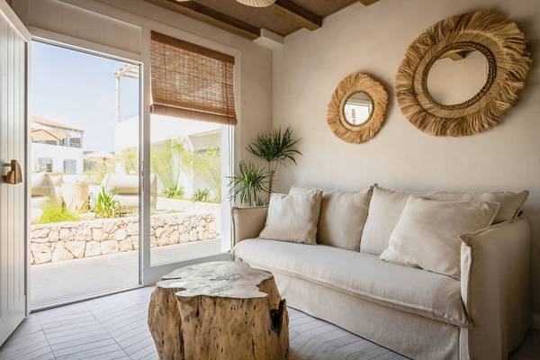 Innenbereich des Lago Resort Menorca mit Sofa und Holztisch.