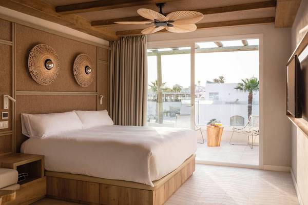 Schlafzimmer Suite del Lago im Lago Resort Menorca mit Doppelbett und Balkonzugang