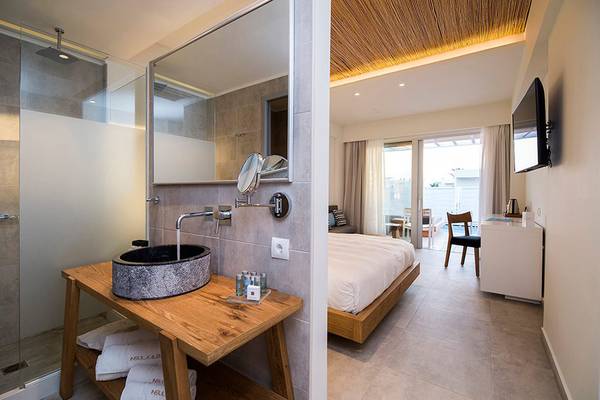 Insula Alba Resort & Spa Hotel Schlafzimmer und Badezimmer mit Badewanne und Dusche