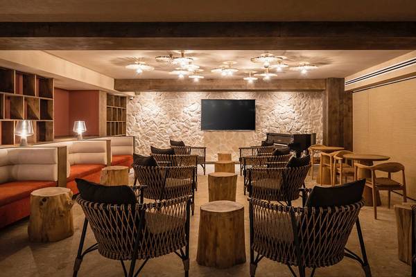Loungebereich im Lago Resort Menorca - Suites del Lago mit Möbeln und einer Fernsehwand
