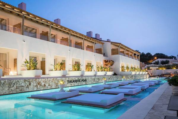 Abendansicht des Lago Resort Menorca mit Swimmingpool und Lounge-Bereich