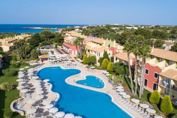 Luftaufnahme des Grupotel Playa Club Resorts mit Swimmingpool, Liegestühlen und Gebäuden