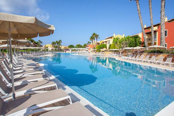 Außenpool des Grupotel Playa Club Hotels mit Sonnenliegen und Sonnenschirmen