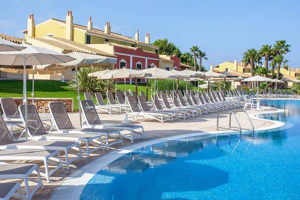 Außenpool mit Liegen und Sonnenschirmen am Grupotel Playa Club Hotel