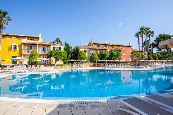 Außenpool des Grupotel Playa Club mit vielen Liegen und Sonnenschirmen