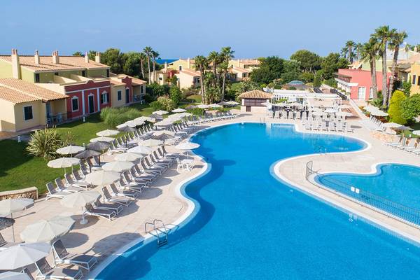 Luftaufnahme des Poolbereichs des Grupotel Playa Club Resorts mit vielen Liegestühlen und Sonnenschirmen.