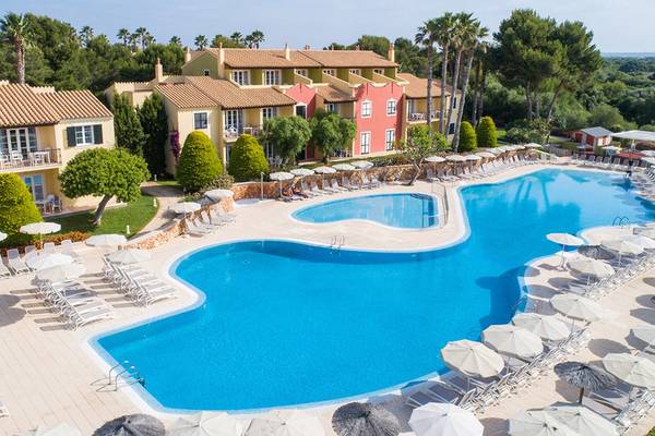 Luftaufnahme des Grupotel Playa Club Hotels mit Swimmingpool und Sonnenliegen.