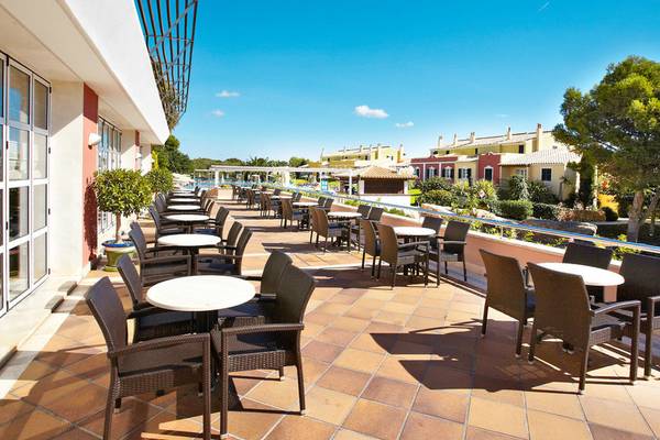 Terrasse des Grupotel Playa Club Hotels mit Tischen und Stühlen unter freiem Himmel