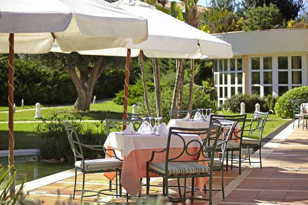 Gruppentisch unter Umbrellas im Restaurant des Grupotel Playa Club