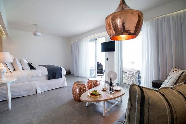 Insula Alba Resort & Spa Schlafzimmer Innenansicht mit Bett, Tisch und modernem Dekor