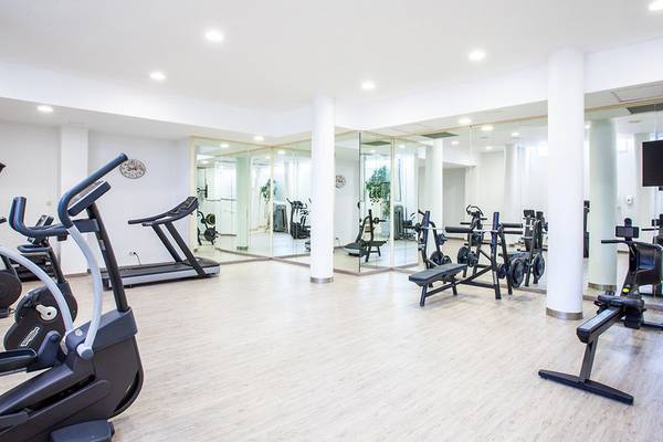 Fitnesscenter im Grupotel Playa Club mit Laufband, Hantelbank und anderen Geräten