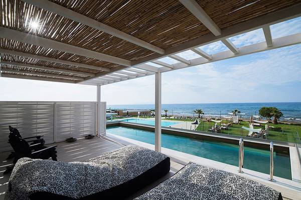 Poolterrasse des Insula Alba Resorts mit Blick auf das Meer und den Strand
