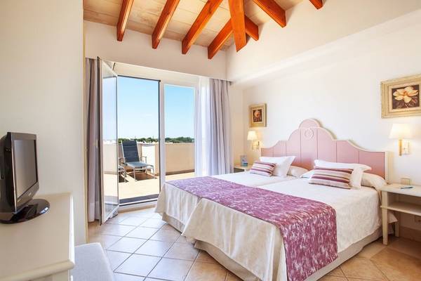 Doppelzimmer mit Balkon im Grupotel Macarella Suites & Spa mit zwei Betten, Fernseher und Terrassenzugang