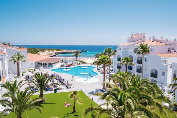 Luftaufnahme des Carema Beach Menorca Resorts mit Pool und Palmen