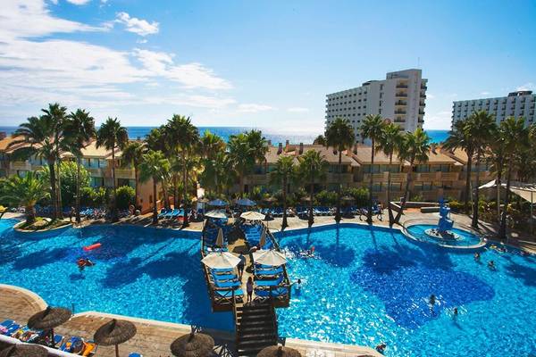 Luftaufnahme des Swimmingpools im Royal Son Bou Family Club mit vielen Gästen und Palmen.