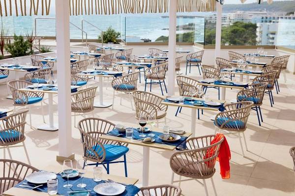 Restaurantterrasse des Victoria Menorca mit Blick auf das Meer und die Stadt