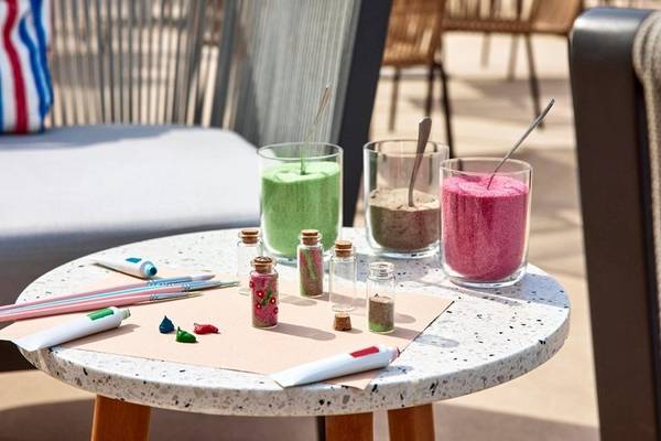 Tisch mit Malfarben und Flaschen im Hotel Victoria Menorca