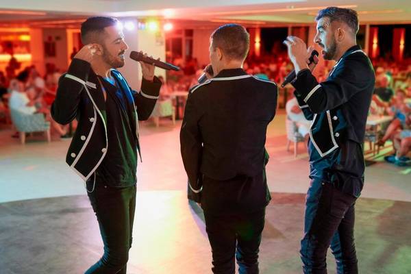 Drei Künstler führen eine Aufführung im Victoria Menorca Hotel durch.