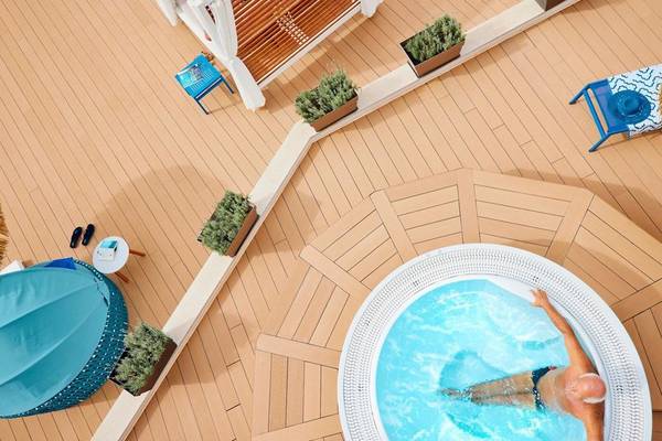 Oberirdischer Pool auf der Dachterrasse des Victoria Menorca Hotels mit umgebenden Pflanzen und Möbeln.