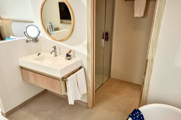 Badezimmer des Victoria Menorca Hotels mit Waschbecken, Spiegel und Badewanne