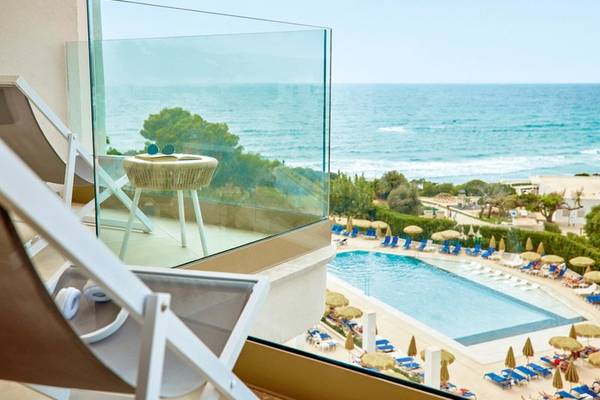Blick aus Balkon des Victoria Menorca Hotels auf Pool und Meer