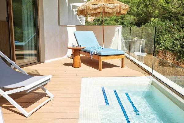 Terrasse des Victoria Menorca Hotels mit zwei Liegen, einem Tisch und einem kleinen Pool
