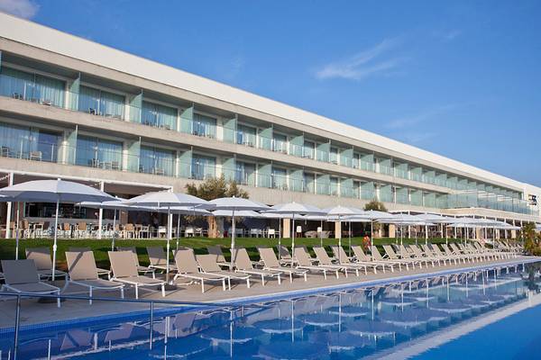 Außenbereich des Seth 55 Santo Tomás Hotels mit Swimmingpool, Sonnenliegen und Sonnenschirmen.