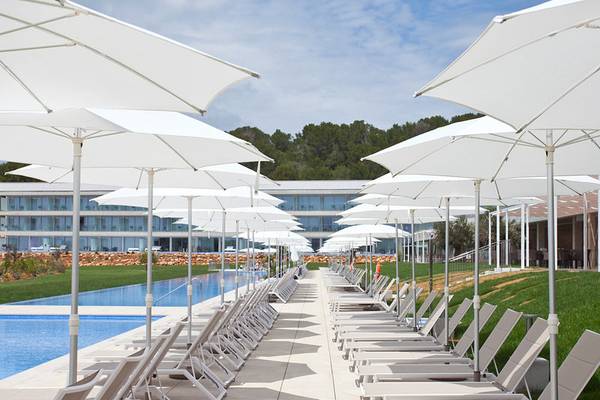 Poolbereich im Seth 55 Santo Tomás mit Sonnenschirmen und Liegestühlen.