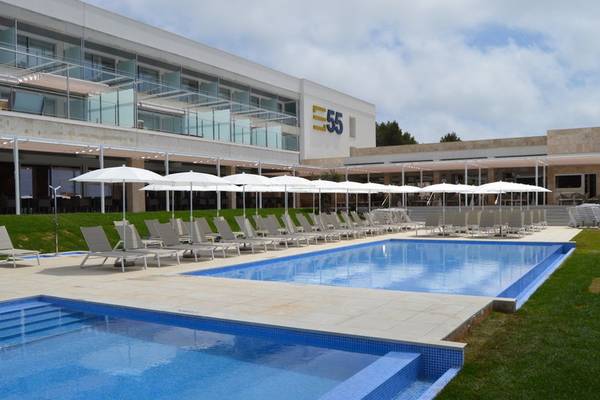 Außenpool mit Sonnenliegen und Sonnenschirmen vor dem Seth 55 Santo Tomás Hotel