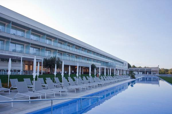 Außenbereich des Seth 55 Santo Tomás Hotels mit Swimmingpool und Liegestühlen.