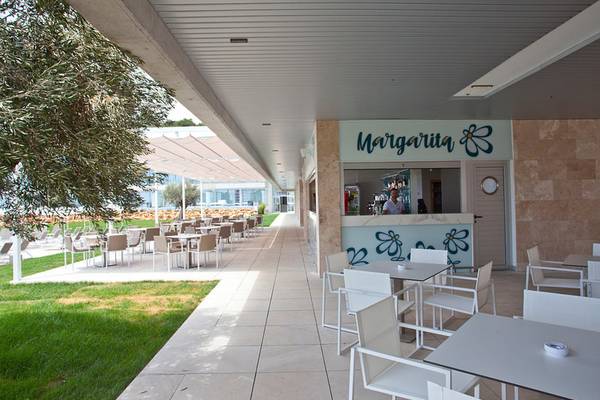 Außenbereich des Seth 55 Santo Tomás Hotels mit der Margarita Bar, Tischen und Stühlen