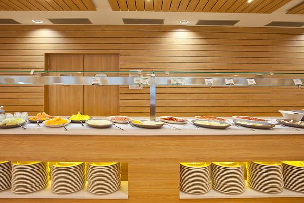 Frühstücksbuffet im Seth 55 Santo Tomás Hotel mit verschiedenen Speisen.