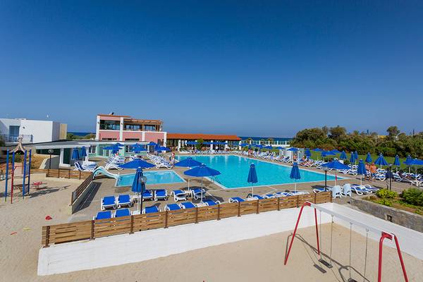 Außenpool und Spielplatz des Dessole Dolphin Bay Resorts am Strand