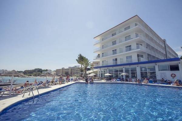 Außenpool des Azuline Hotel Mar Amantis am Strand mit vielen Gästen