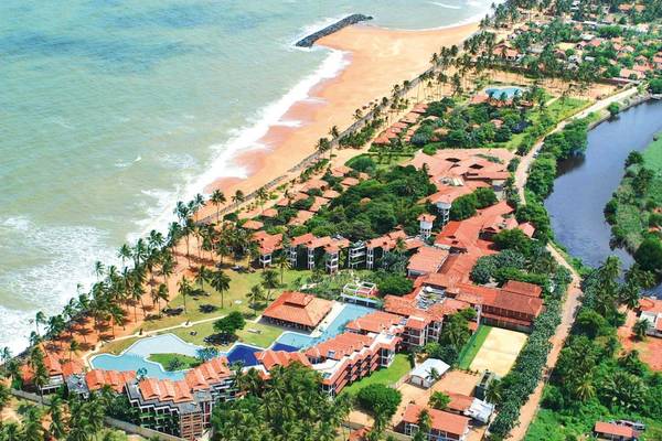 Luftaufnahme des Club Hotel Dolphin am Strand mit Swimmingpool und Gebäuden
