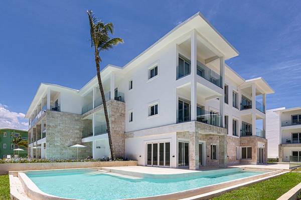 Außenansicht des Senator Puerto Plata Spa Resorts mit Swimmingpool und modernem Design.