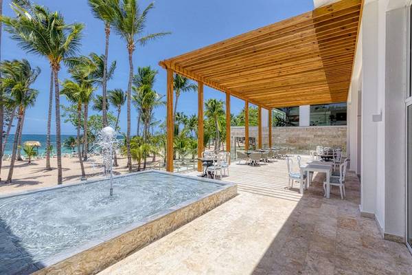 Außenbereich des Senator Puerto Plata Spa Resorts mit Wasserbrunnen und Tischen und Stühlen