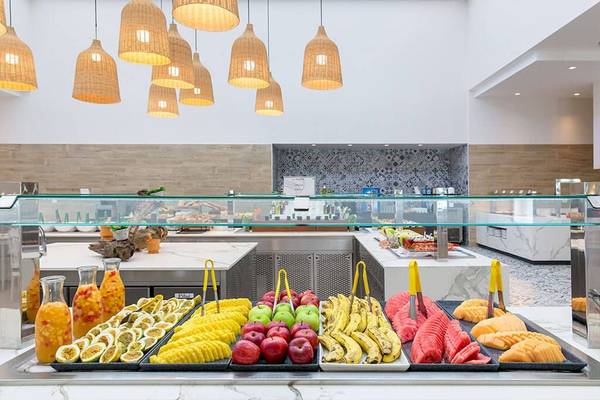 Buffet im Senator Puerto Plata Spa Resort Hotel mit verschiedenen Früchten und Getränken.