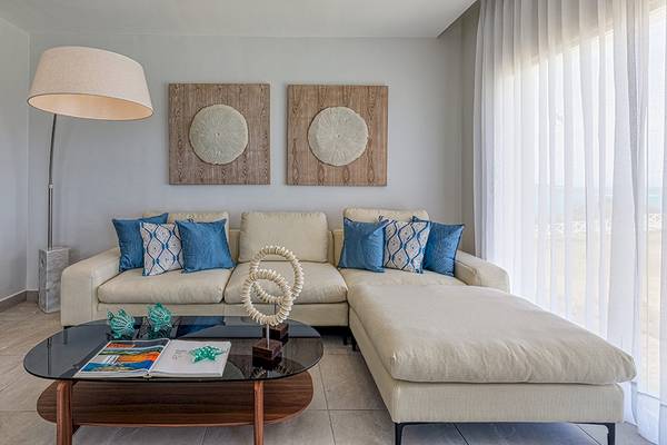 Wohnzimmer mit Sofa und Tisch im Senator Puerto Plata Spa Resort Hotel.
